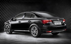 Автомобиль Toyota Avensis 2013 на дороге
