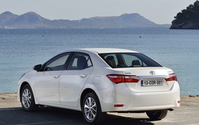 Автомобиль Toyota Corolla 2014 на дороге 