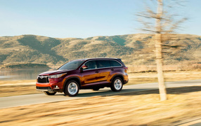 Красивый автомобиль Toyota Highlander 2014