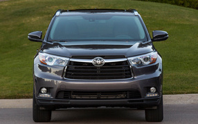 Красивый автомобиль Toyota Highlander 2014 в Москве
