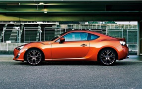 Красивый автомобиль Toyota Avensis 2013