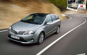 Красивый автомобиль Toyota Avensis 2013 в Москве