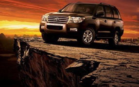 Красивый автомобиль Toyota Land Cruiser 200