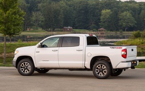 Красивый автомобиль Toyota Tundra 2014 в Москве