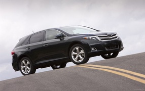 Красивый автомобиль Toyota Venza