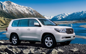 Автомобиль Toyota Land Cruiser 200 на дороге