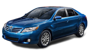 Автомобиль Toyota Camry на дороге