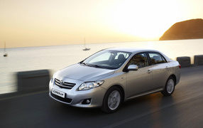 Автомобиль Toyota Corolla на дороге