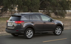 Автомобиль Toyota RAV4 на дороге