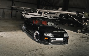 Черная тойота и самолет