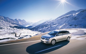 Тойота в заснеженных горах