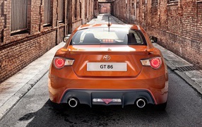 Тойота на узкой улице