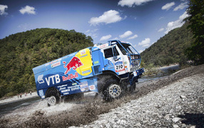 Камаз на трассе Париж-Дакар