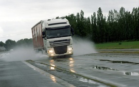 Автомобиль на мокрой дороге