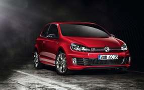 Красивый автомобиль Golf GTI 2014 года в Москве