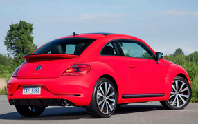 Красивый автомобиль Volkswagen Beetle 2014 в Москве
