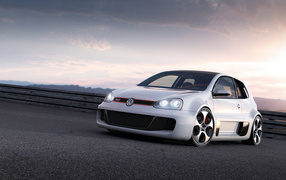 Красивый автомобиль Volkswagen Golf