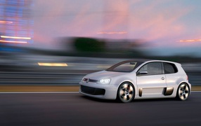 Красивый автомобиль Volkswagen Golf в Москве