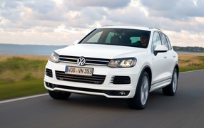 Красивый автомобиль Volkswagen Touareg