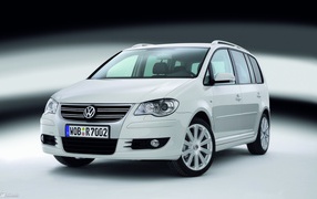 Красивый автомобиль Volkswagen Touran