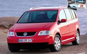 Красивый автомобиль Volkswagen Touran в Москве