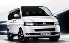 Красивый автомобиль Volkswagen Transporter в Москве