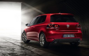 Автомобиль марки Golf модели GTI 2014 года