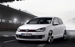 Автомобиль Golf GTI 2014 года на дороге