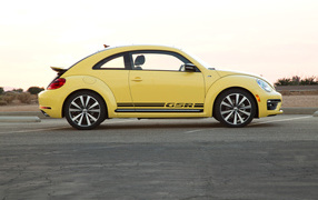 Новая машина Volkswagen Beetle 2014