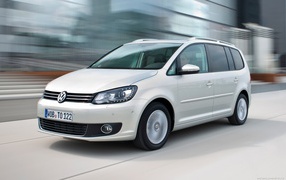 Тест драйв автомобиля Volkswagen Touran
