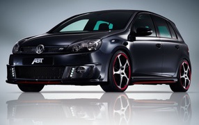 Автомобиль Volkswagen Golf на дороге