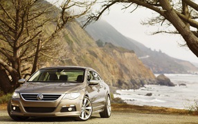 Автомобиль Volkswagen Passat на дороге