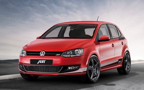 Автомобиль Volkswagen Polo на дороге