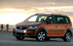 Автомобиль Volkswagen Touran на дороге