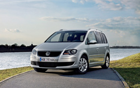 Новая машина Volkswagen Touran