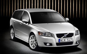  Красивый автомобиль Volvo v50 в Москве