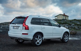 Красивый автомобиль Volvo  xc90 2014