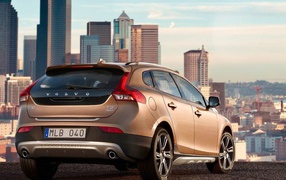 Красивый автомобиль марки Volvo v40 Cross country