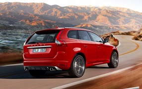 Автомобиль Volvo xc60 на дороге