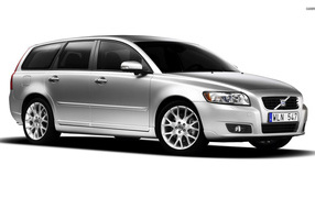 Автомобиль марки Volvo модели v50