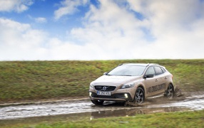  Новый автомобиль Volvo v40 Cross country