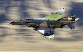 Самолет Ф-4 в полете
