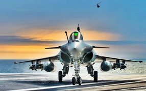 Самолет на палубе корабля