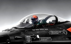 Пилот в кабине самолета