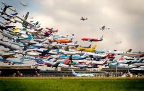 Взлет самолетов  в аэропорту