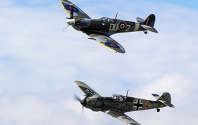 Два самолета противника