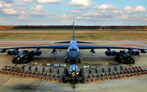 Военный самолет B-52