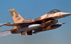 Военный самолет F-16