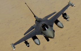 Военный самолет F-16 в полном вооружении