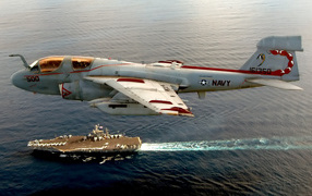 Самолет летит над морем